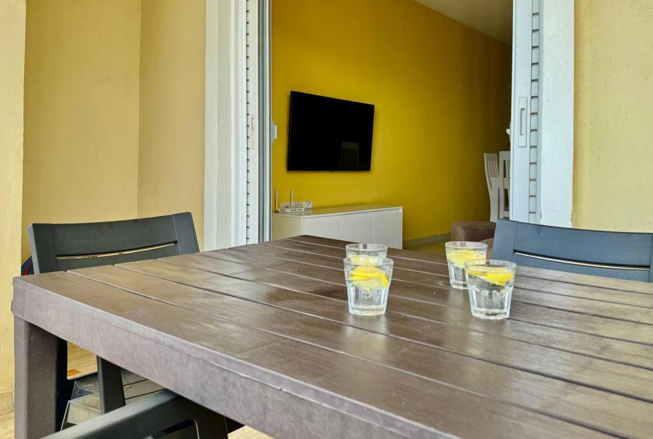 Colorful Sea View Apartment Saranda Kültér fotó